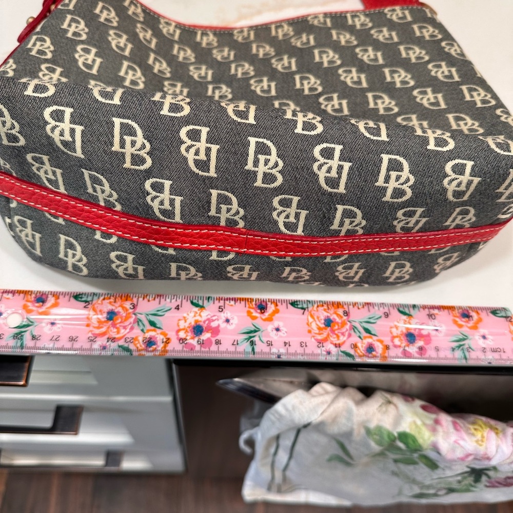 Dooney and Bourke handbag in excellent shape - Picture 9 of 9